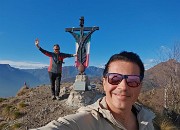 01 Alla croce di vetta del Pizzo Rabbioso  (1132 m) con vista da sx Sornadello,Cancervo-Venturosa, Gioco